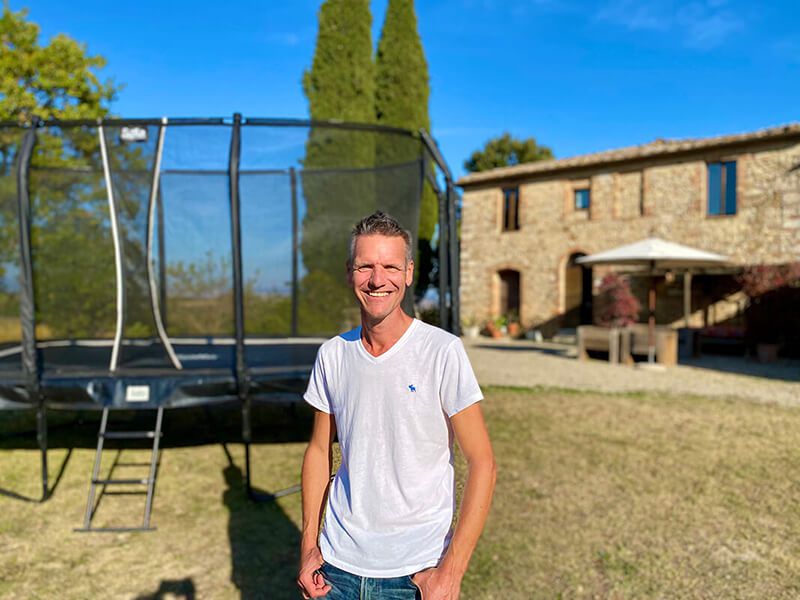 Trampolino Per I Bambini E Gli Adulti Per Divertimento Dell'interno O Forma  Fisica All'aperto Che Salta Sul Fondo Bianco Trampoli Fotografia Stock -  Immagine di carino, sfondo: 117555824